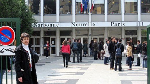 Photo de Martine Baticle devant la Sorbonne